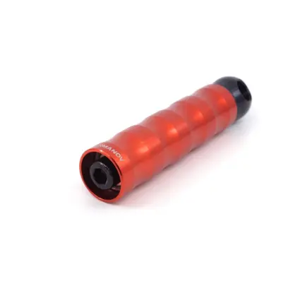 Luxusní hliníková otočná rukojeť operační páky pro přebíjecí lisy Hornady poskytuje vyšší komfort při dlouhém přebíjení a usnadňuje usazování zápalek.